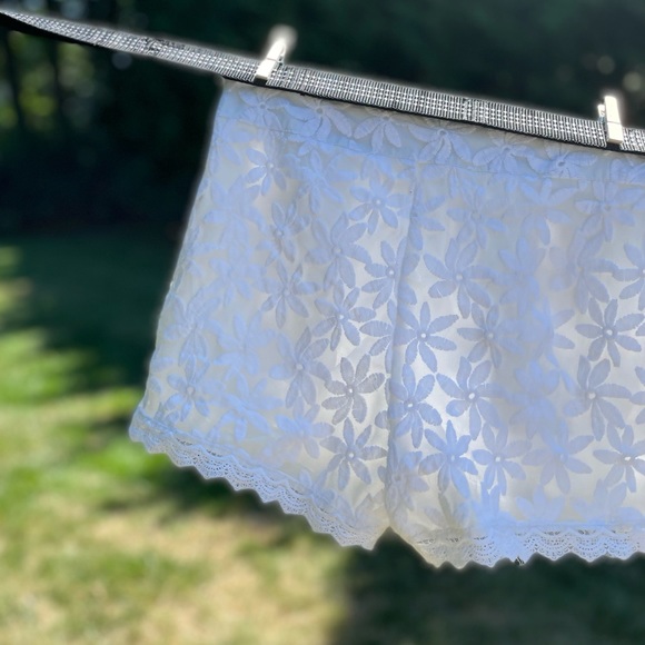 Monteau XS ivory lined lace daisy shorts - Picture 5 of 6